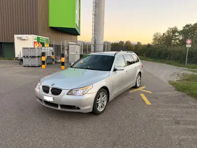 BMW 530xi Touring — Break polyvalent 4x4, service complet à jour — côté