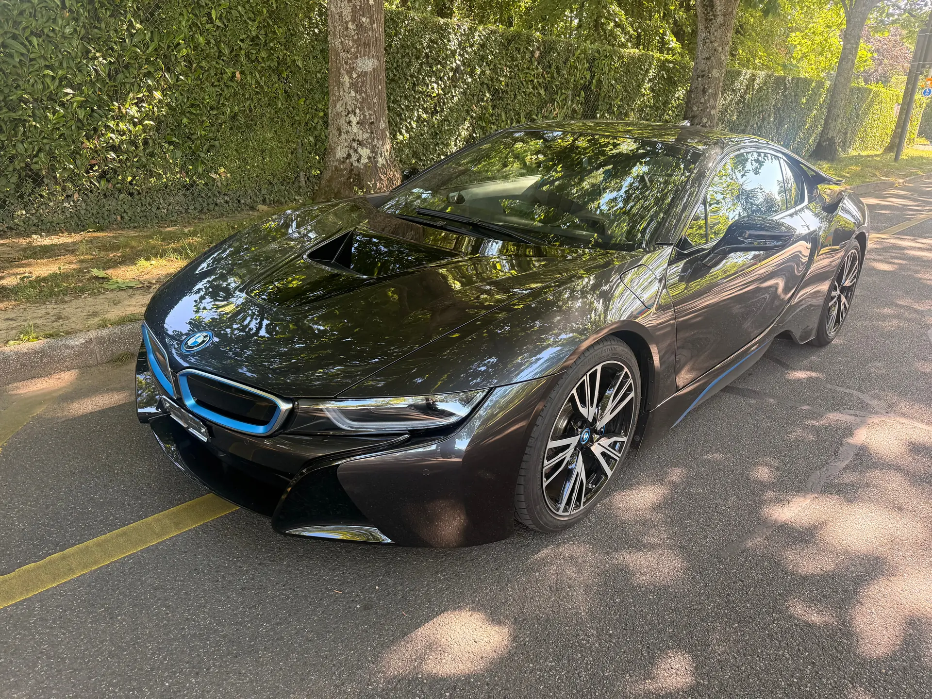 BMW i8 Coupé 2016 — Sportive hybride rechargeable, à peine roulée — Außenansicht