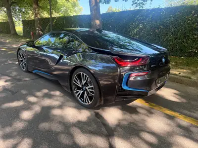 BMW i8 Coupé 2016 — Sportive hybride rechargeable, à peine roulée — Seitenansicht