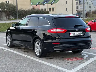Ford Mondeo 2.0 TDCi Titanium AWD — Monospace familial robuste, transmission automatique PowerShift — Innenraum