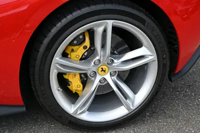 Ferrari 296 GTB 2024 — Hypercar hybride rechargeable, 830 ch et seulement 500 km — Miniatur 8