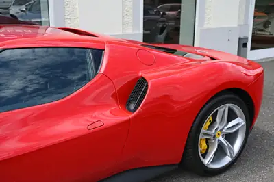 Ferrari 296 GTB 2024 — Hypercar hybride rechargeable, 830 ch et seulement 500 km — Miniatur 7