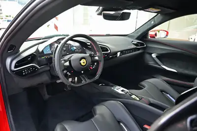 Ferrari 296 GTB 2024 — Hypercar hybride rechargeable, 830 ch et seulement 500 km — Miniatur 12