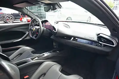 Ferrari 296 GTB 2024 — Hypercar hybride rechargeable, 830 ch et seulement 500 km — Miniatur 13