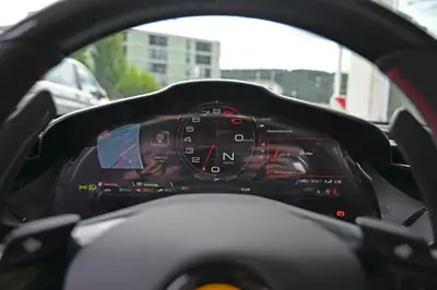 Ferrari 296 GTB 2024 — Hypercar hybride rechargeable, 830 ch et seulement 500 km — Miniatur 16