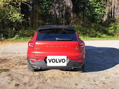 Volvo XC40 T3 R-Design — SUV compact suédois, 100'000 km, sans sinistre — vista posteriore