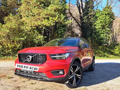Volvo XC40 T3 R-Design — SUV compact suédois, 100'000 km, sans sinistre — vista esterna