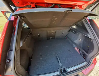 Volvo XC40 T3 R-Design — SUV compact suédois, 100'000 km, sans sinistre — dettaglio