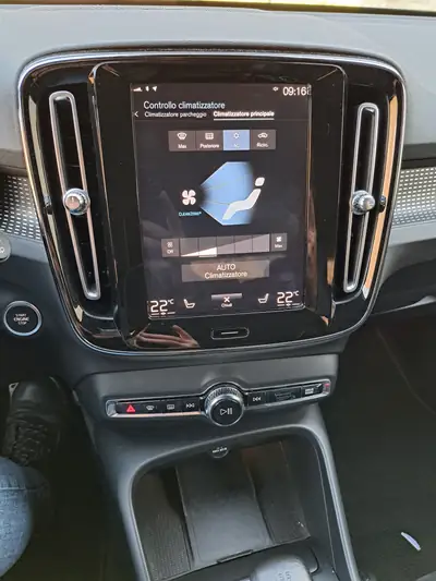 Volvo XC40 T3 R-Design — SUV compact suédois, 100'000 km, sans sinistre — Miniatura 7