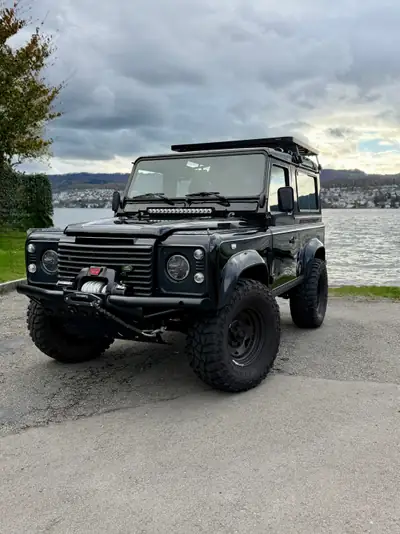 Land Rover Defender 90 CSW TD5 — Légende tout-terrain, entretien impeccable et aménagement professionnel — exterior view