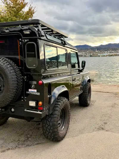 Land Rover Defender 90 CSW TD5 — Légende tout-terrain, entretien impeccable et aménagement professionnel — side view