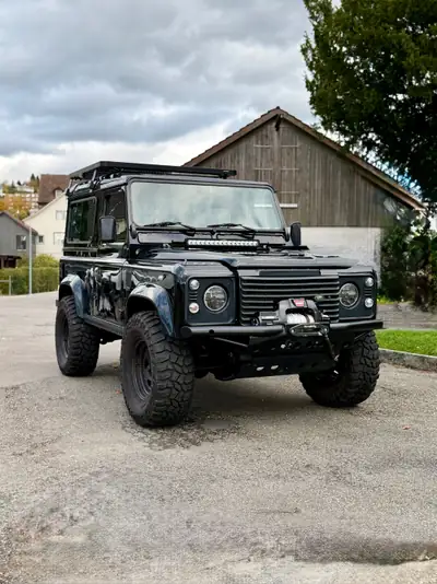 Land Rover Defender 90 CSW TD5 — Légende tout-terrain, entretien impeccable et aménagement professionnel — rear view