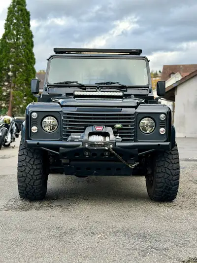 Land Rover Defender 90 CSW TD5 — Légende tout-terrain, entretien impeccable et aménagement professionnel — dashboard