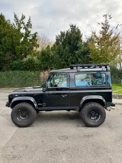 Land Rover Defender 90 CSW TD5 — Légende tout-terrain, entretien impeccable et aménagement professionnel — interior