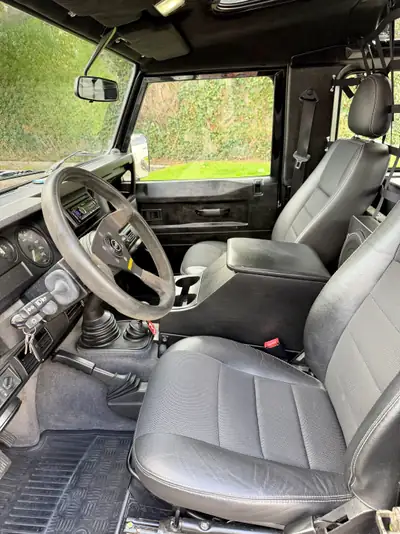 Land Rover Defender 90 CSW TD5 — Légende tout-terrain, entretien impeccable et aménagement professionnel — Thumbnail 7