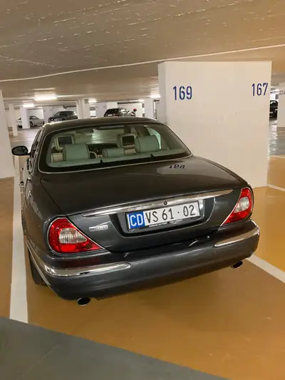Jaguar XJ Super V8 4.2 S/C — Berline de prestige, motorisation surcompressée 396 ch — intérieur