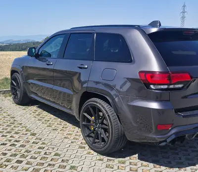 Jeep Grand Cherokee 6.2 V8 HEMI Trackhawk — 710 ch, monstre américain collector — Heckansicht
