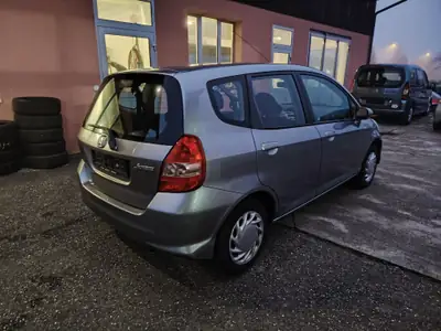 Honda Jazz 1.4i LS — Citadine polyvalente et fiable, bien entretenue — interior