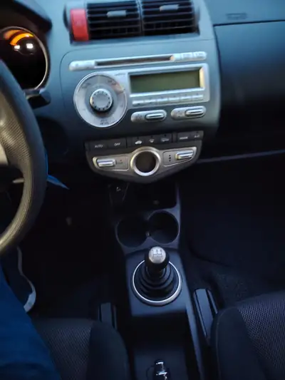 Honda Jazz 1.4i LS — Citadine polyvalente et fiable, bien entretenue — Thumbnail 9