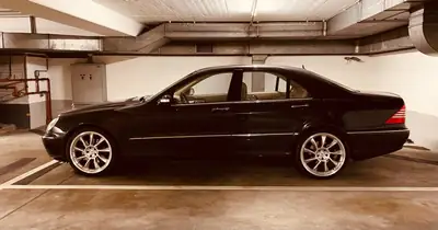 Mercedes-Benz S 500 4Matic — Berline de prestige avec transmission intégrale et 8 pneumatiques — côté