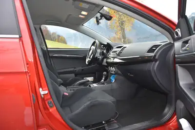 Mitsubishi Lancer Evo X GSR TC-SST — Légende sportive, 36'000 km, son Rockford Fosgate — Miniature 10