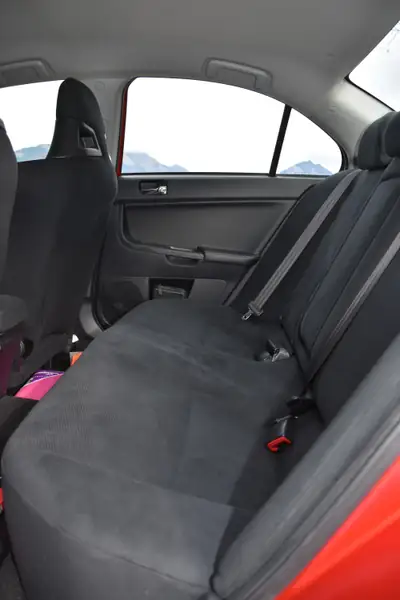 Mitsubishi Lancer Evo X GSR TC-SST — Légende sportive, 36'000 km, son Rockford Fosgate — Miniature 18