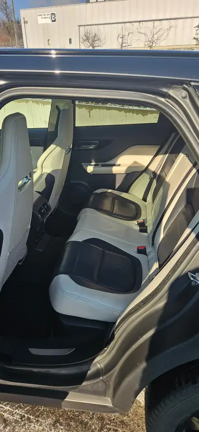 Jaguar F-PACE 30t R-Sport AWD — SUV premium 300 ch, 93'000 km seulement — tableau de bord