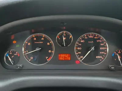 Peugeot 406 Coupé 3.0 V6 Pack — Un coupé français mythique, sans sinistre — Miniature 9