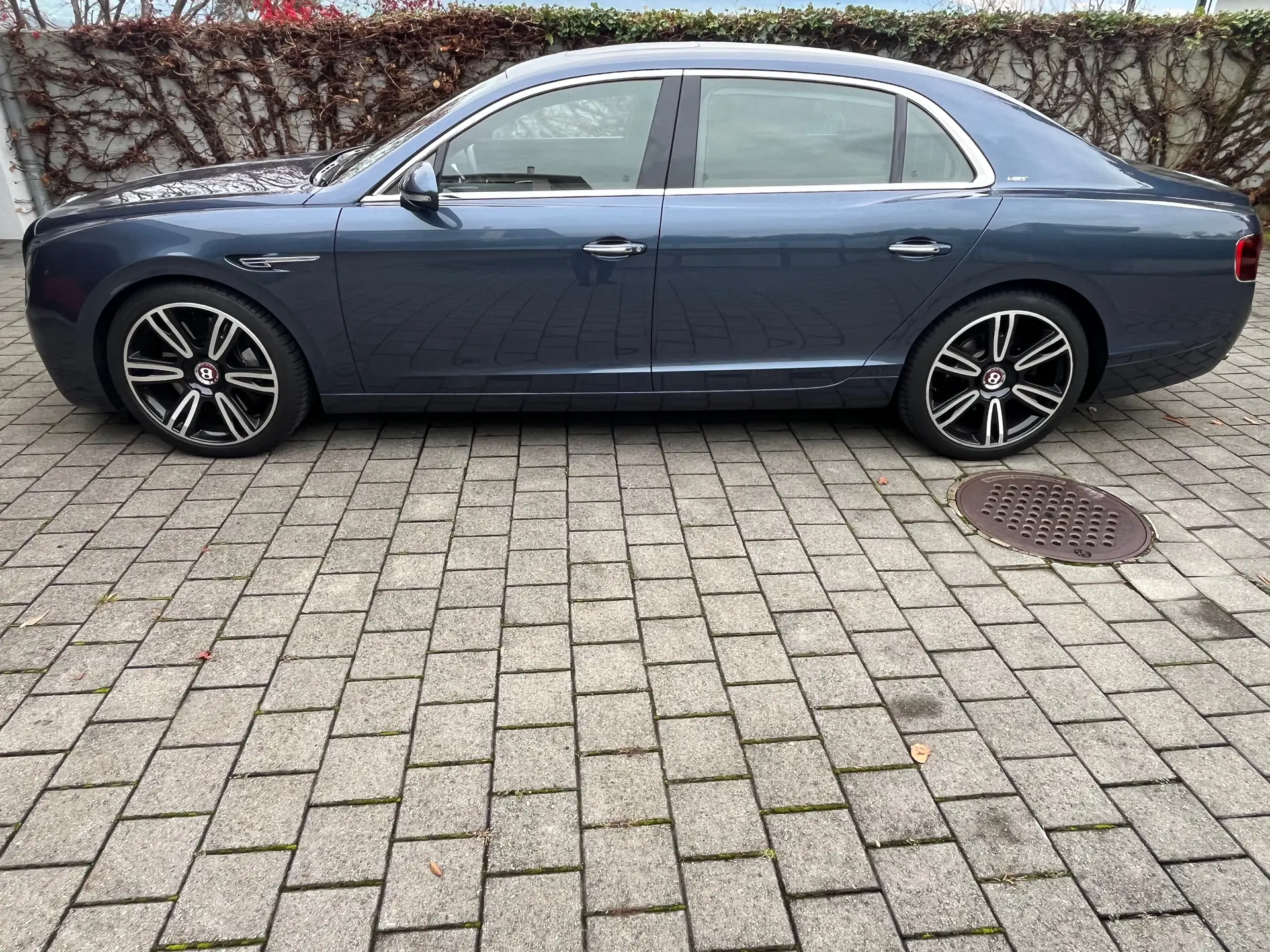 Bentley Flying Spur V8 S — Berline de prestige, 34'000 km seulement — vue extérieure