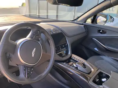 Aston Martin DBX 4.0 V8 — SUV coupé de luxe, 551 ch, 46 000 km seulement — côté