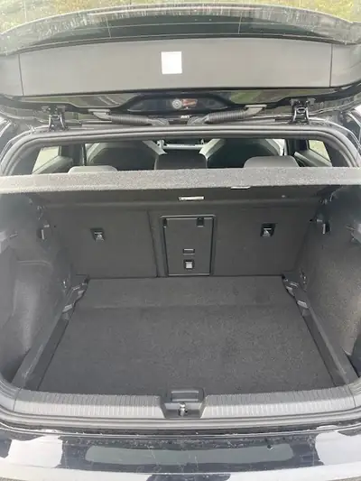 VW Golf 1.5 TSI ACT R-Line — Compacte dynamique, 68'000 km seulement — Heckansicht