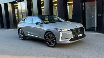 DS 4 1.6 PureTech Cross Rivoli — Élégance française et efficacité, garantie constructeur incluse — Außenansicht