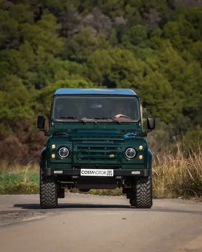 Land Rover Defender 110 TD5 — Légende 4x4 restaurée, cuir neuf et technologies modernes — vue extérieure