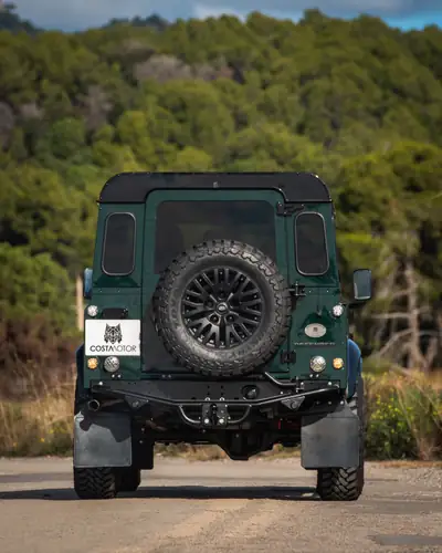 Land Rover Defender 110 TD5 — Légende 4x4 restaurée, cuir neuf et technologies modernes — arrière