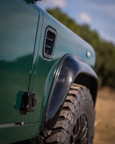 Land Rover Defender 110 TD5 — Légende 4x4 restaurée, cuir neuf et technologies modernes — tableau de bord