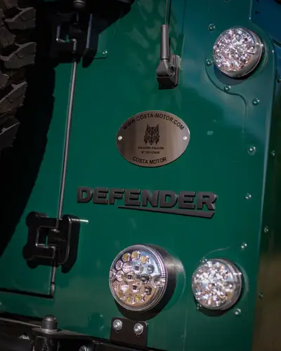 Land Rover Defender 110 TD5 — Légende 4x4 restaurée, cuir neuf et technologies modernes — détail