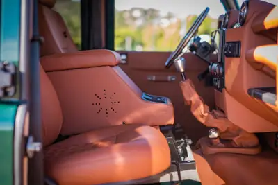 Land Rover Defender 110 TD5 — Légende 4x4 restaurée, cuir neuf et technologies modernes — Miniature 7