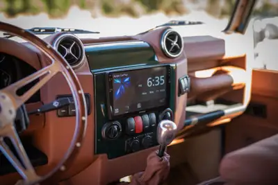 Land Rover Defender 110 TD5 — Légende 4x4 restaurée, cuir neuf et technologies modernes — Miniature 8