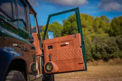 Land Rover Defender 110 TD5 — Légende 4x4 restaurée, cuir neuf et technologies modernes — Miniature 9