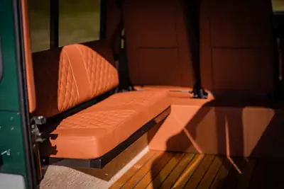 Land Rover Defender 110 TD5 — Légende 4x4 restaurée, cuir neuf et technologies modernes — Miniature 11