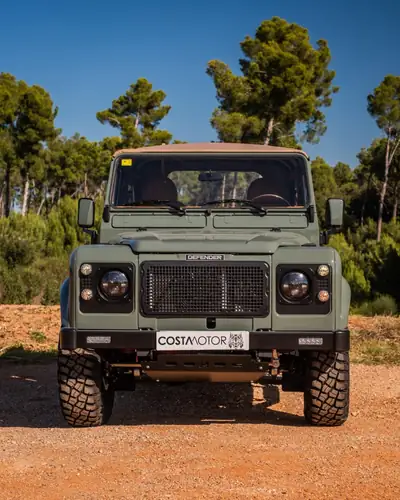 Land Rover Defender 90 SW TD5 — Légende 4x4 restaurée intégralement, cuir neuf et technologie moderne — Außenansicht