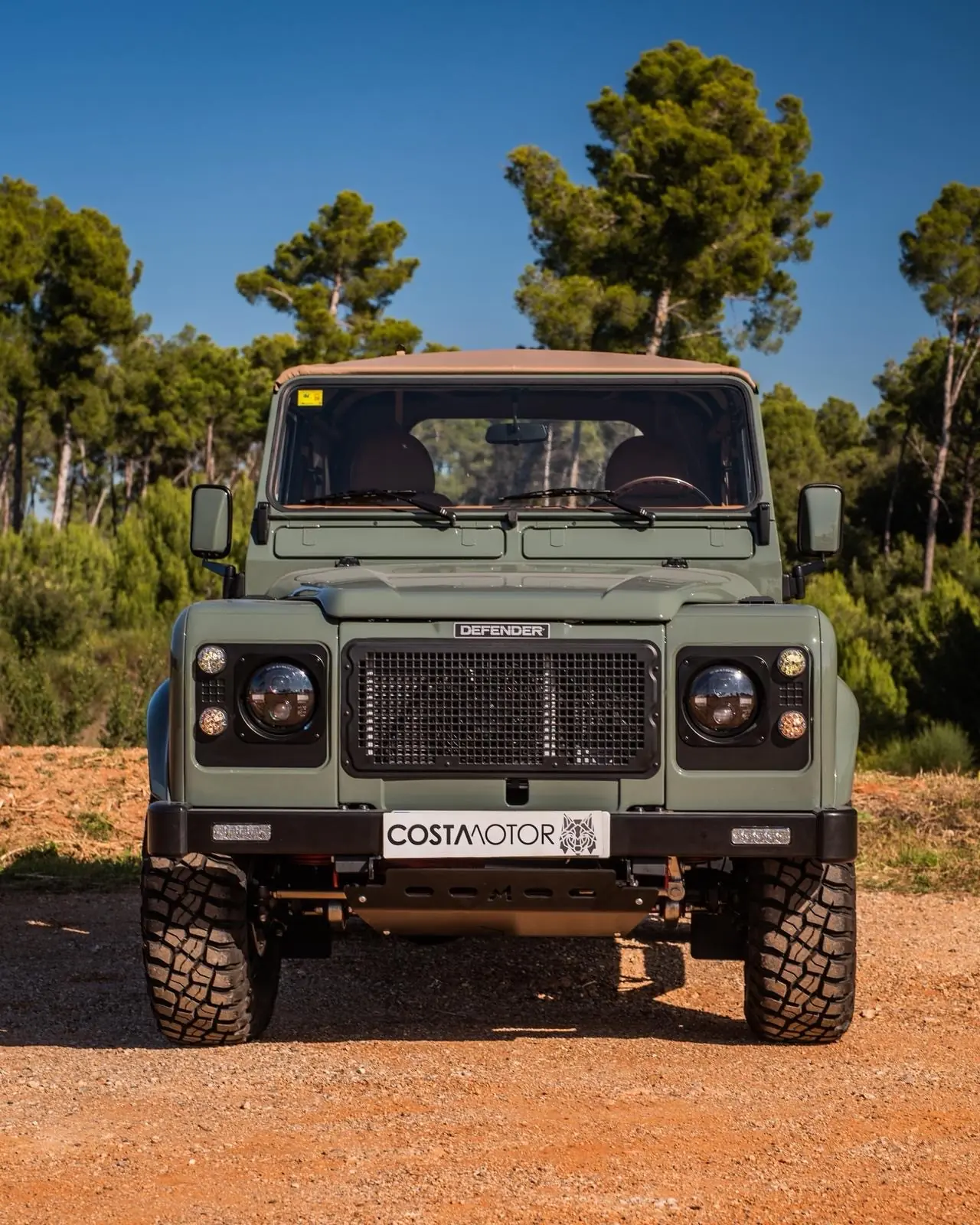 Land Rover Defender 90 SW TD5 — Légende 4x4 restaurée intégralement, cuir neuf et technologie moderne — Außenansicht
