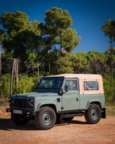Land Rover Defender 90 SW TD5 — Légende 4x4 restaurée intégralement, cuir neuf et technologie moderne — Seitenansicht