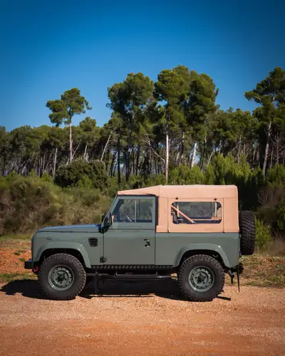 Land Rover Defender 90 SW TD5 — Légende 4x4 restaurée intégralement, cuir neuf et technologie moderne — Heckansicht