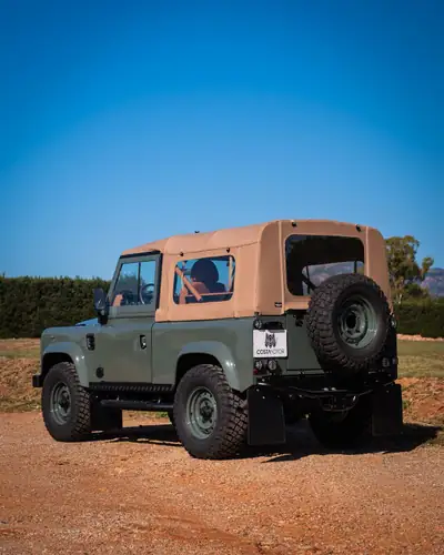 Land Rover Defender 90 SW TD5 — Légende 4x4 restaurée intégralement, cuir neuf et technologie moderne — Innenraum