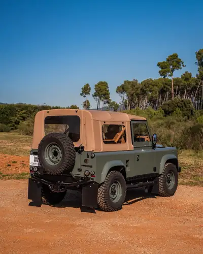 Land Rover Defender 90 SW TD5 — Légende 4x4 restaurée intégralement, cuir neuf et technologie moderne — Armaturenbrett