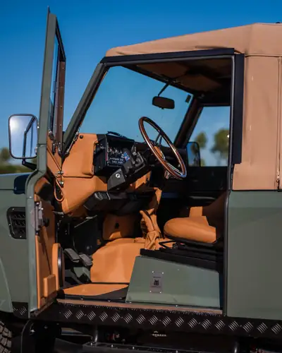 Land Rover Defender 90 SW TD5 — Légende 4x4 restaurée intégralement, cuir neuf et technologie moderne — Miniatur 9