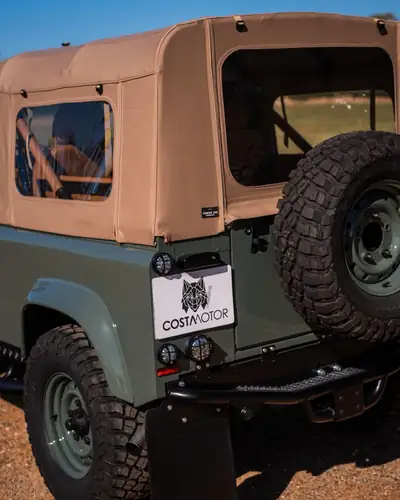 Land Rover Defender 90 SW TD5 — Légende 4x4 restaurée intégralement, cuir neuf et technologie moderne — Miniatur 8