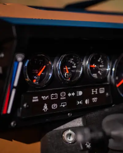 Land Rover Defender 90 SW TD5 — Légende 4x4 restaurée intégralement, cuir neuf et technologie moderne — Miniatur 15