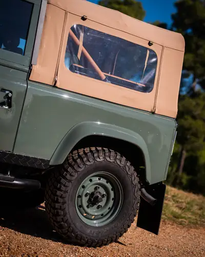 Land Rover Defender 90 SW TD5 — Légende 4x4 restaurée intégralement, cuir neuf et technologie moderne — Miniatur 17